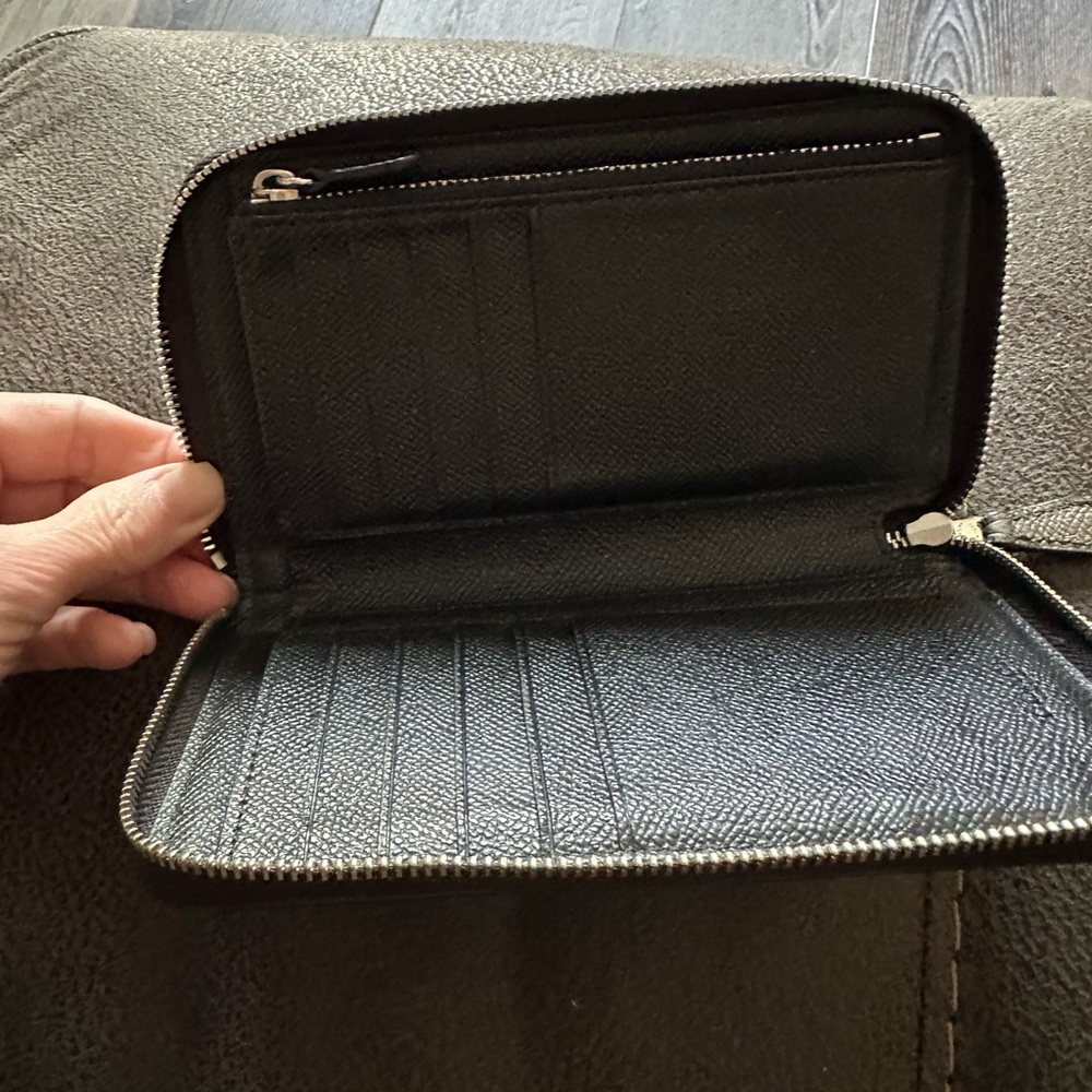 Handbag and wallet - Picture 8 of 8